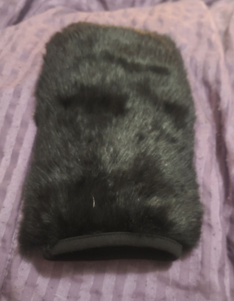A deliciously soft and silky rabbit fur mitt... with a very sharp bite!
One side is just rabbit fur, but the other hides devilishly sharp, metal points nestled in the soft fur. Vampire Bunny Mitt_01.jpg